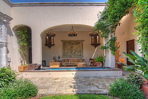 40 Fuentes - Formal Front Entrance Sala Facing Courtyard