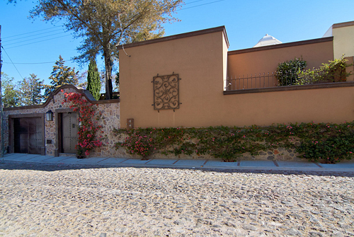 Calle Agua 2 - Front Entrance Single Level Designer Residential Property